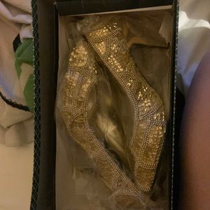 These shoes don’t got right top to box so put them in bigger box with the lid